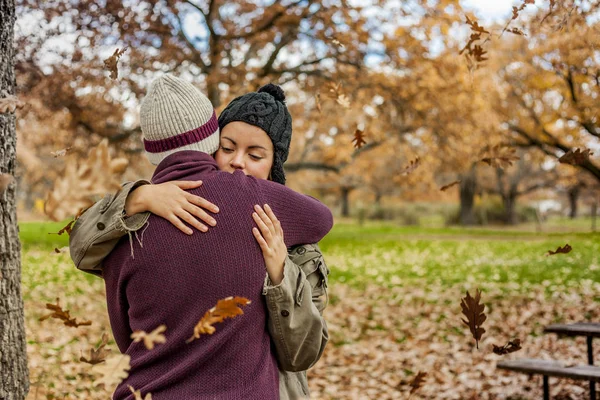 Retrato joven pareja abrazándose en una lluvia de hojas en otoño. Bac. —  Fotos de Stock