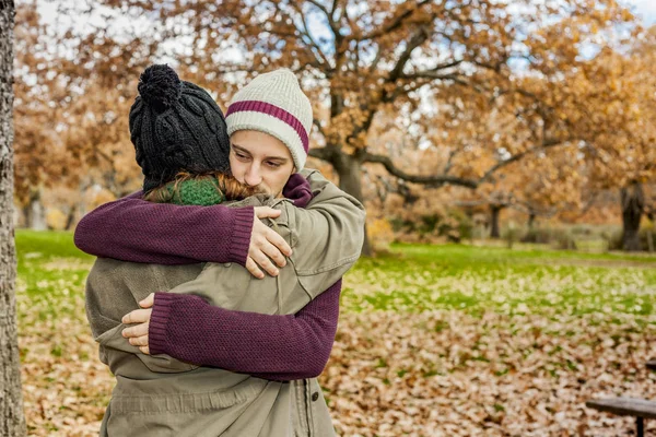 Retrato joven pareja abrazándose en un fondo de otoño. Vista trasera — Foto de Stock