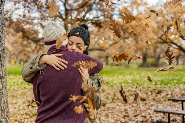 Retrato joven pareja abrazándose en una lluvia de hojas en otoño. Bac. —  Fotos de Stock