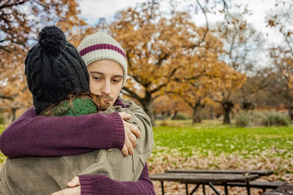 Retrato joven pareja abrazándose en un fondo de otoño. Vista trasera —  Fotos de Stock