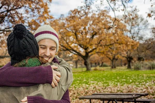 Pasangan muda potret berpelukan di latar belakang musim gugur. Tampilan belakang — Stok Foto