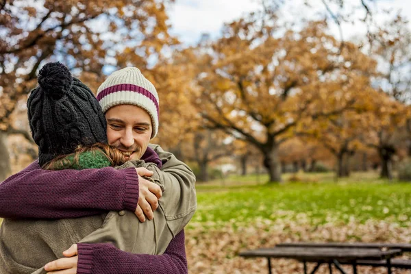 Retrato joven pareja abrazándose en un fondo de otoño. Vista trasera —  Fotos de Stock