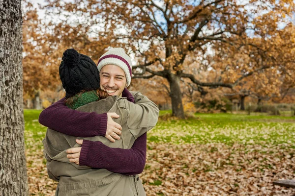 Retrato joven pareja abrazándose en un fondo de otoño. Vista trasera —  Fotos de Stock