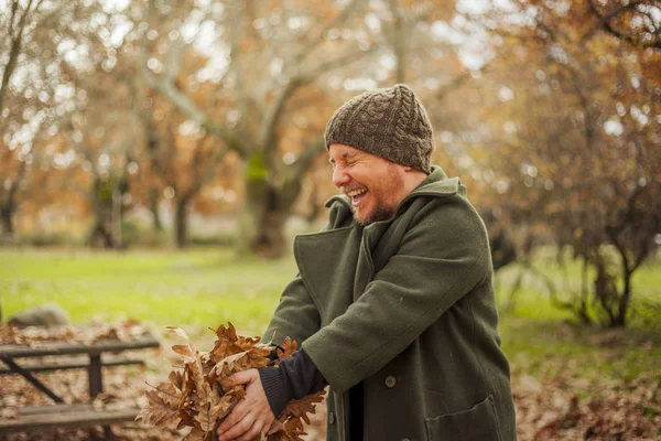 Retrato homem rindo com chapéu de lã no fundo do outono — Fotografia de Stock