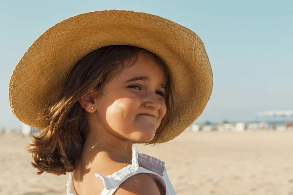 Chiudere sorridente ragazza indossa cappello di vimini in estate. Schienale da spiaggia — Foto Stock