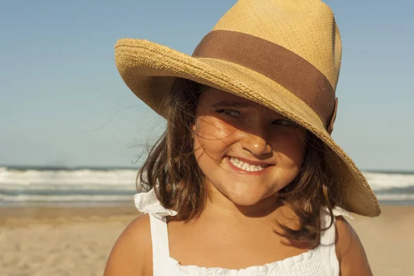 Close up ritratto ragazza sorriso indossando cappello di vimini in estate. Tramonto — Foto Stock