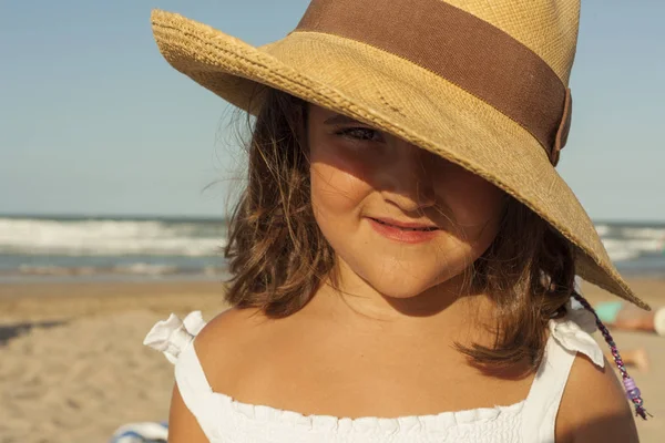 Close up bella ragazza indossa cappello di vimini in estate. Spiaggia indietro — Foto Stock