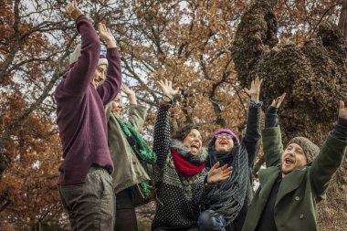 Mutlu arkadaş ekip çalışması kadar elle zaferini kutluyor