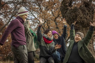 Sonbaharda parkta zaferini kutluyor arkadaş ekip çalışması. 