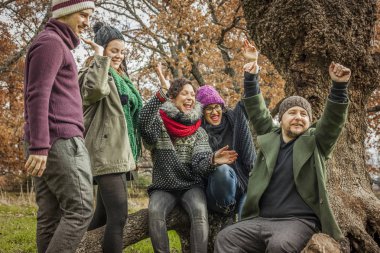 Sonbaharda parkta zaferini kutluyor mutlu takım çalışması. 
