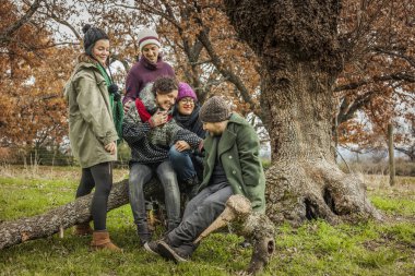 Genç yetişkinler parkta konuşuyor. Sonbahar atmosfer