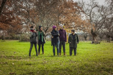 Sonbaharda park çevresinde yürüyüş ihtimal arkadaşlar