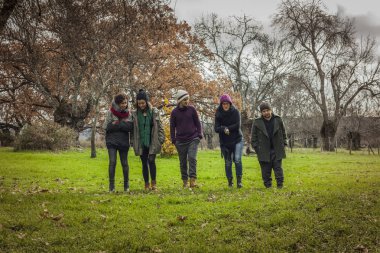 Tam atış genç arkadaşlar sonbaharda park çevresinde yürüyüş
