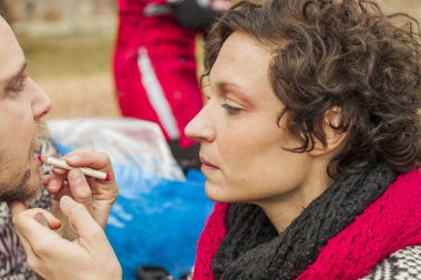 Birine göz farı kozmetik uygulama stilist kadar model olun. Kuruluş birimi