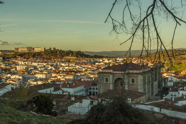 Arquitectura blanca y tejados rojos en la ciudad turística de Aracena. Huel. — Foto de Stock