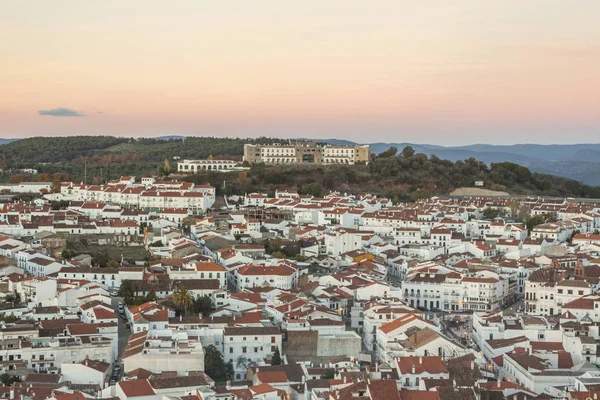 Arquitectura blanca y tejados rojos en la ciudad turística de Aracena. Huel. — Foto de Stock