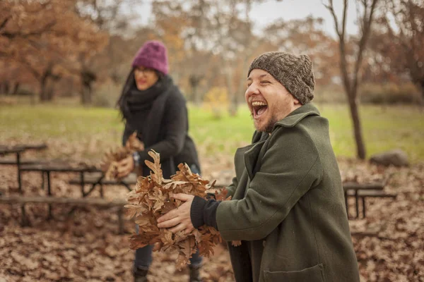 Retrato homem rindo se divertindo com as folhas de outono . — Fotografia de Stock