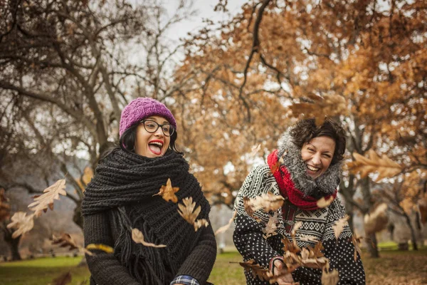 Ypung mujeres divirtiéndose y riendo en el parque . — Foto de Stock