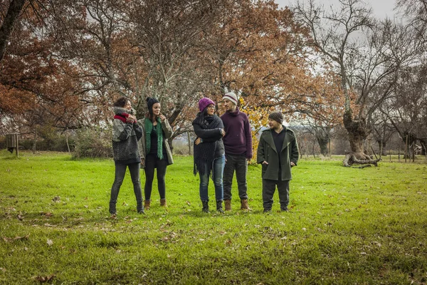 Sonbaharda park çevresinde yürüyüş ihtimal arkadaşlar