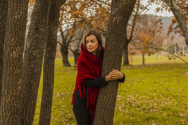 Caperucita Roja escondida detrás de un árbol. Naturaleza au — Foto de Stock