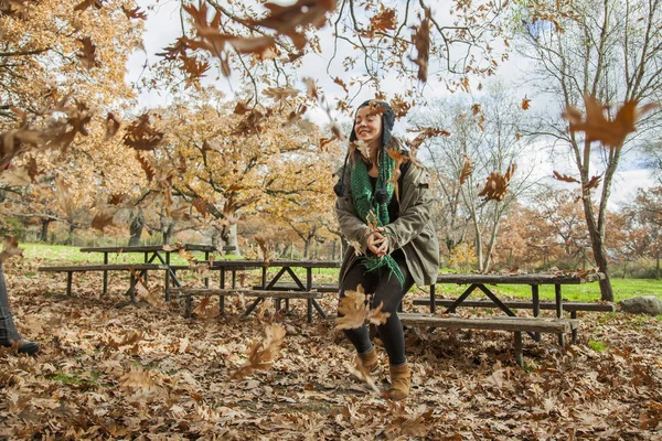 Retrato mujer riendo jugando con hojas de otoño en el parque — Foto de Stock