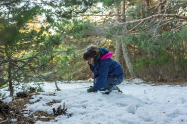 Güneşli kış günü yamaç karda oynamaktan kız