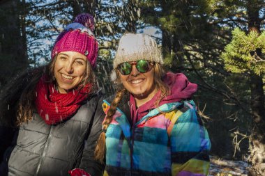 Vsnow sonbahar giyen sıcak giysiler içinde altında genç kadın gülümseyerek