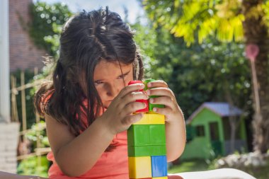 Gar plastik inşaat oyuncaklarla bina portre kız