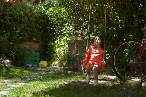 Miúda a balançar no parque infantil. Jardim. Natureza. Jogos — Fotografia de Stock