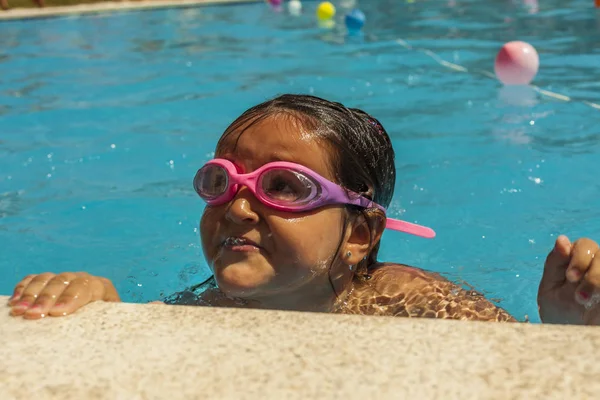 Bambino con gli occhiali sul traguardo in una gara di nuoto — Foto Stock