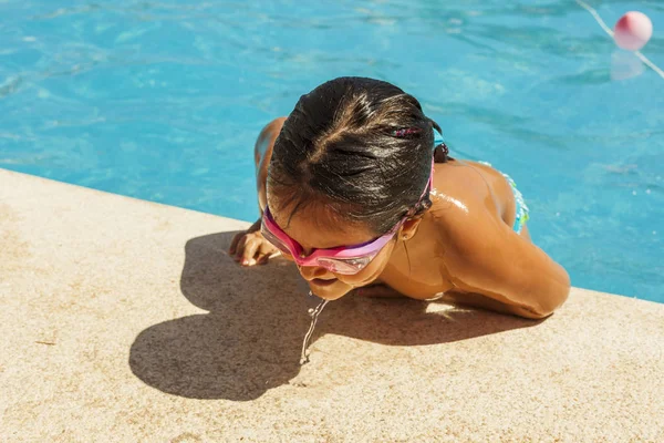 Ragazzo con gli occhiali che nuota in piscina. Ora legale — Foto Stock