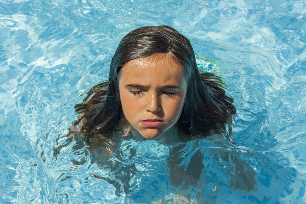 Bambino che respira mentre nuota in piscina. Ora legale — Foto Stock