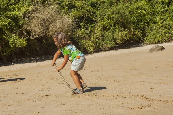 女孩玩在岩石海滩沙子。西班牙 — 图库照片