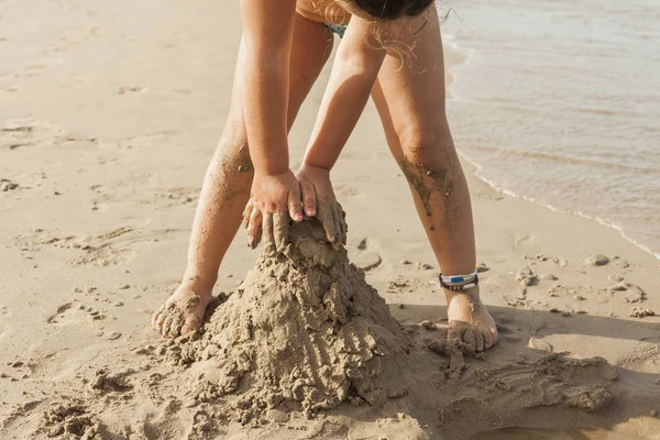 Chica jugando con la arena en la costa de la playa. Summert — Foto de Stock