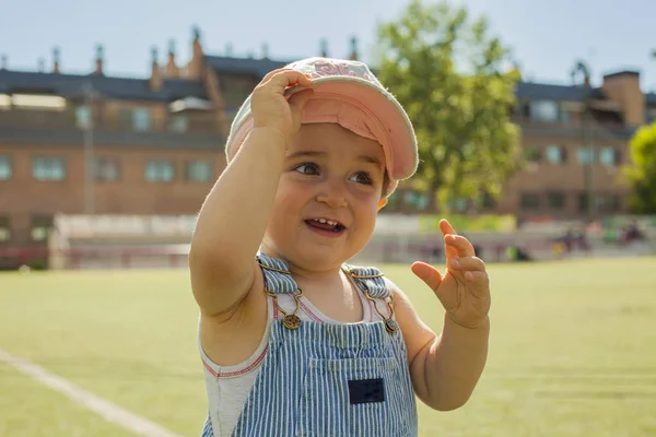 Närbild porträtt pojke bär keps spelar i parken — Stockfoto