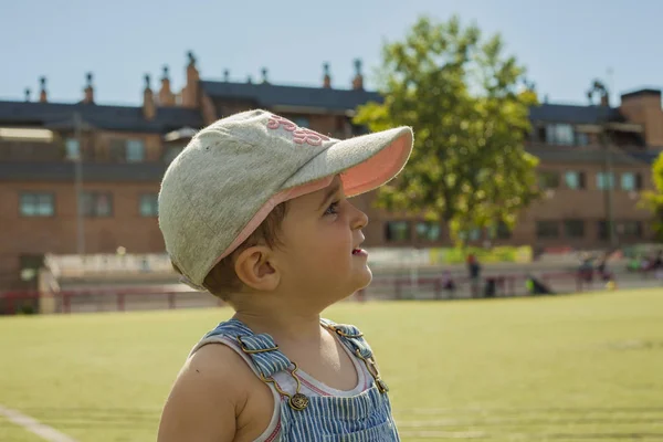 Feche o retrato menino vestindo boné de beisebol jogando no parque — Fotografia de Stock