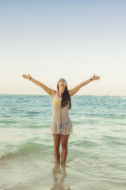Yukarı ve kollarını yükselen ayakta, buna bakmak güzel kadın 