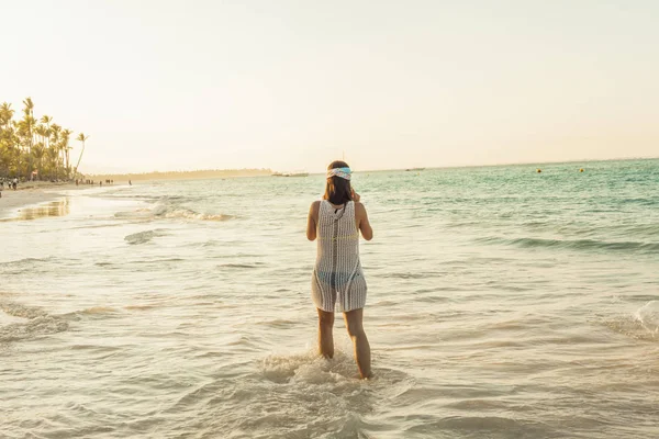 Mujer vista trasera caminando en la orilla del mar. Playa tropical caribeña — Foto de Stock