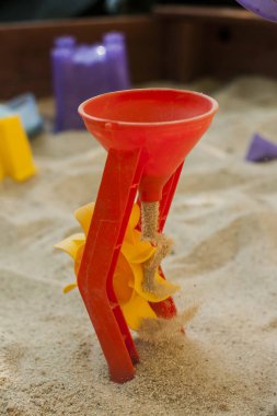 Bir de kum bir plastik fabrikası oyuncak bir sanal düşen. Doku. Kopya s