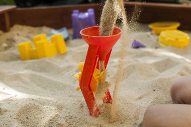 Eller bir plastik fabrikası oyuncak bir kum kum atma. Hareketi