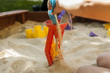 Eller bir plastik fabrikası oyuncak bir kum kum atma. Hareketi