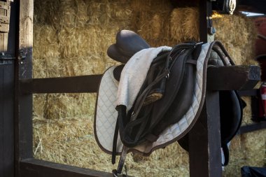 At eyer ahırda kullanılmak üzere hazır. Saman backgr