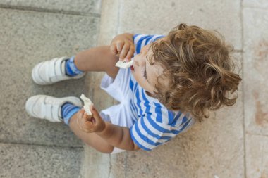 Atıştıracak bir şeyler yaz aylarında oyun alanında sahip yüksek açı erkek bebek
