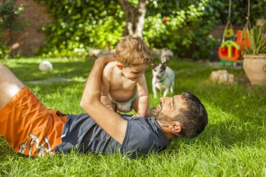 Erkek bebek ve arka bahçe köpek oynamaya baba. Yaz Zamanı