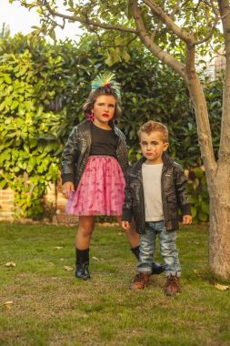 Çocuk lider ceket ile rockers olarak giyinmiş ve makyaj. EY