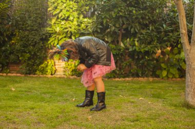 Çocuk lider ceket ile bir rock'çı gibi giyinmiş. Dans