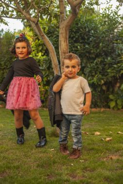 Çocuk lider ceket ile rockers olarak giyinmiş ve makyaj. EY