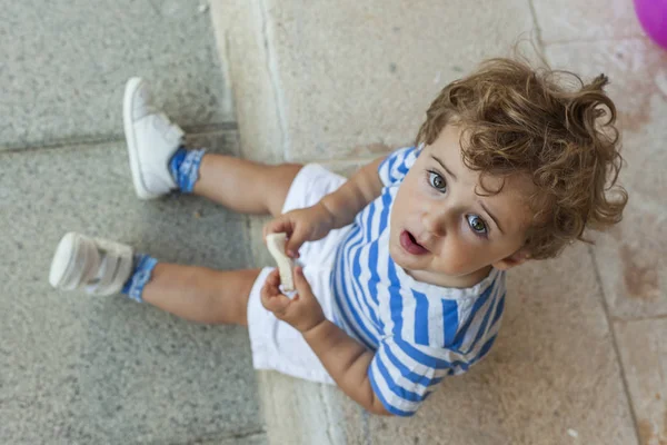 Menino Alto Ângulo Fazendo Lanche Playground Verão — Fotografia de Stock