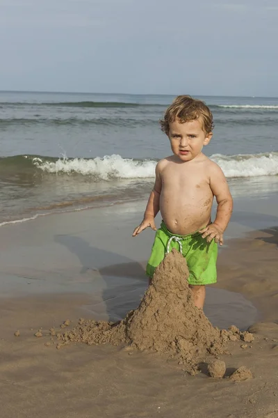 Çocuk kum plaj sahil kulede yapıyor mayo giyiyor. Yaz Zamanı. 