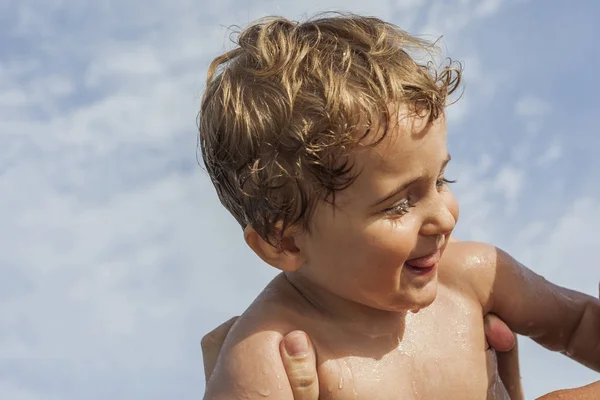 浜の男の子の赤ちゃんを笑顔します 領域をコピーします 家族の時間 — ストック写真